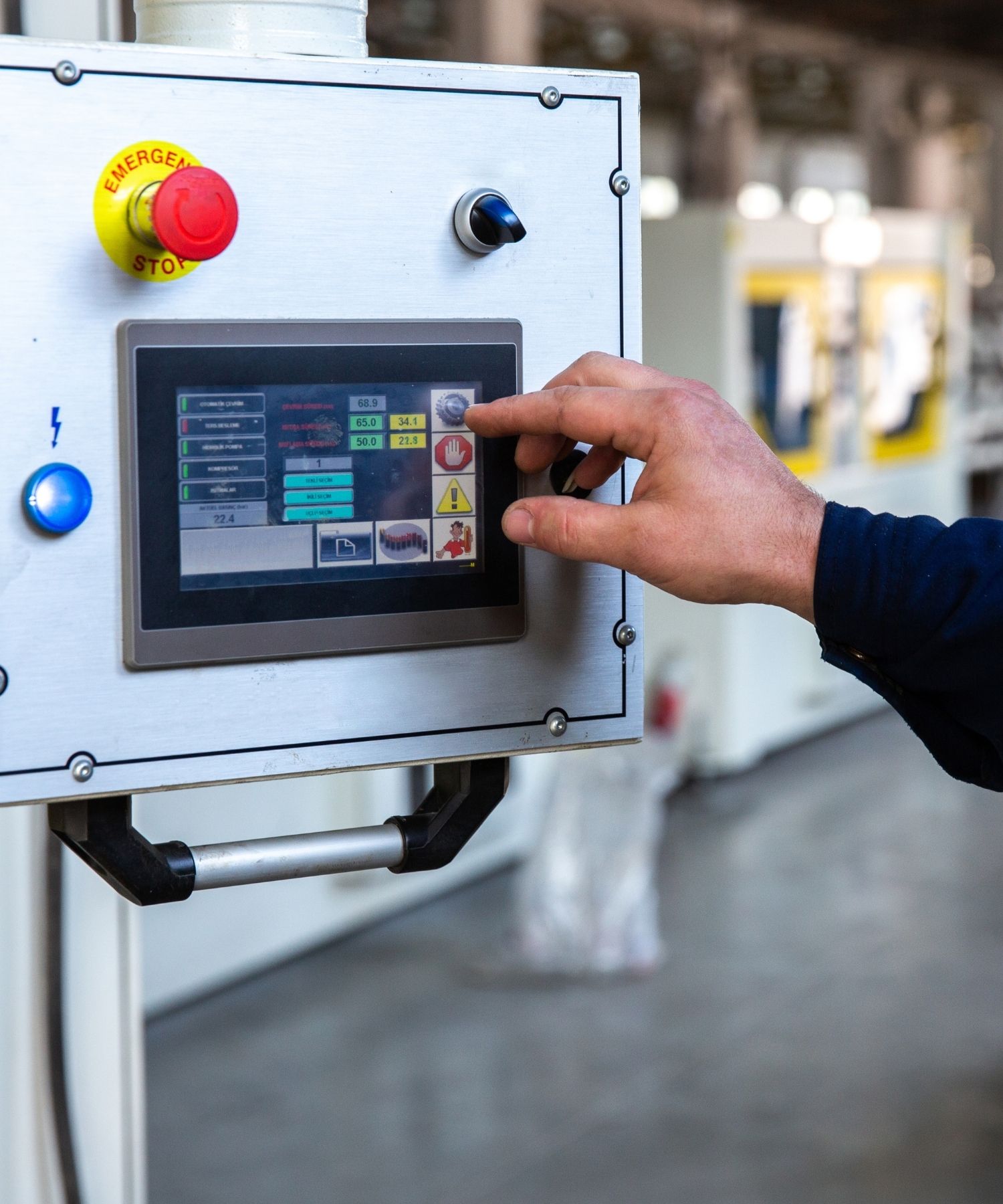 Technicien METRALP intervenant sur un système d'automatisme et de contrôle-commande industriel dans le bassin méditerranéen, notamment dans le Gard, l'Hérault, le Vaucluse, les Bouches-du-Rhône et l'Aude.