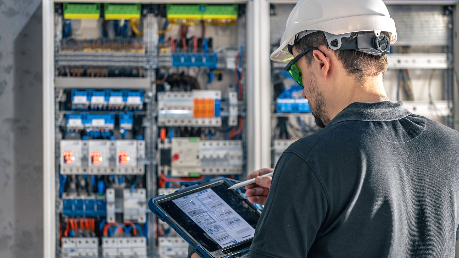 Ingénieur réalisant des études électriques et d'automatisme industriel pour des installations dans le bassin méditerranéen, notamment dans le Gard, l'Hérault, le Vaucluse, les Bouches-du-Rhône et l'Aude.