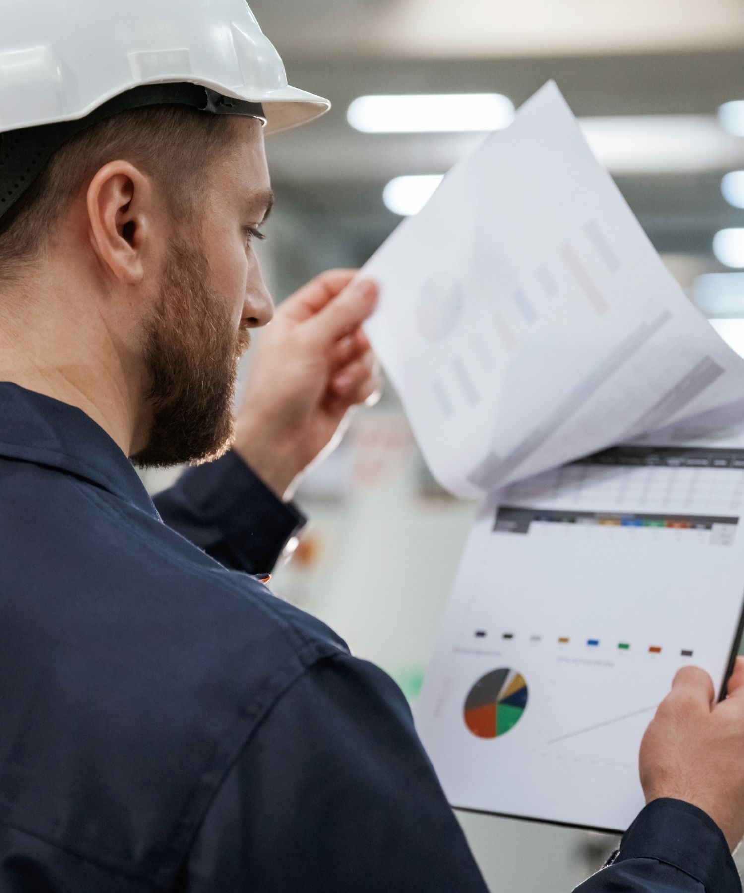 Technicien METRALP réalisant une analyse des consommations et l'optimisation énergétique d'une installation industrielle dans le bassin méditerranéen, notamment dans le Gard, l'Hérault, le Vaucluse, les Bouches-du-Rhône et l'Aude.